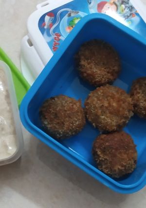 A picture of Chhole tikki with curd sauce.