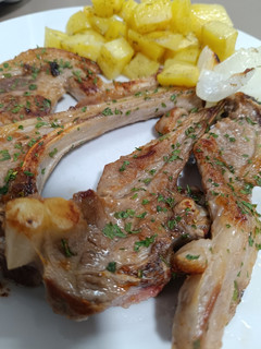 Una foto de Chuletas de cordero a la plancha y patatas al romero