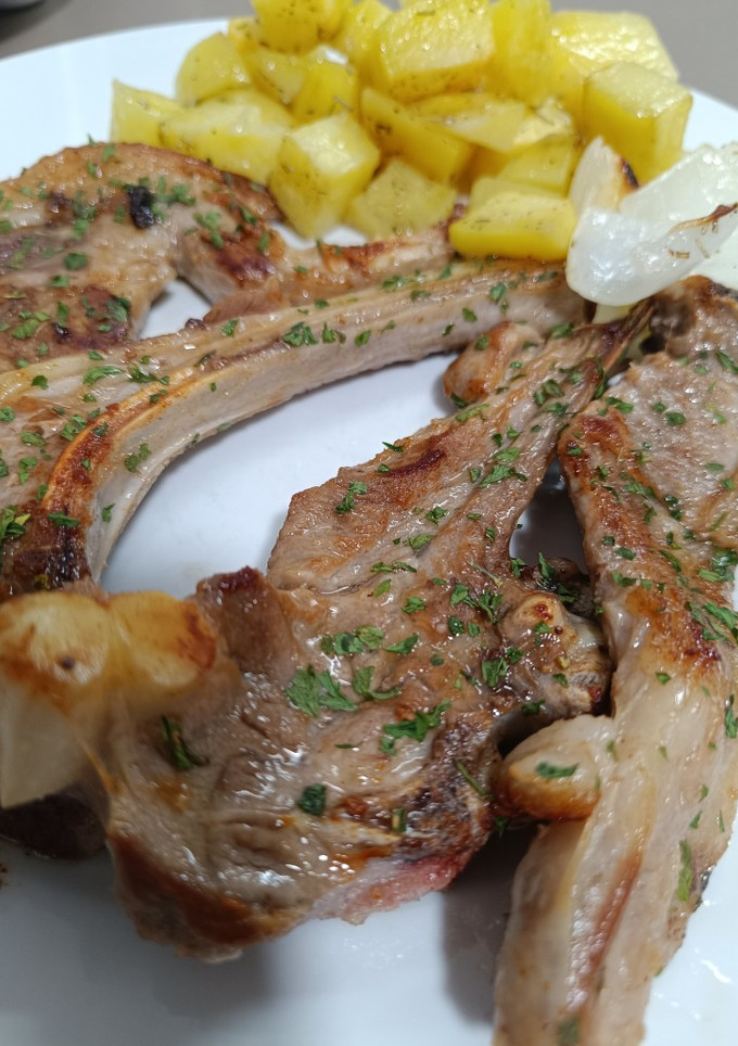 Una foto de Chuletas de cordero a la plancha y patatas al romero