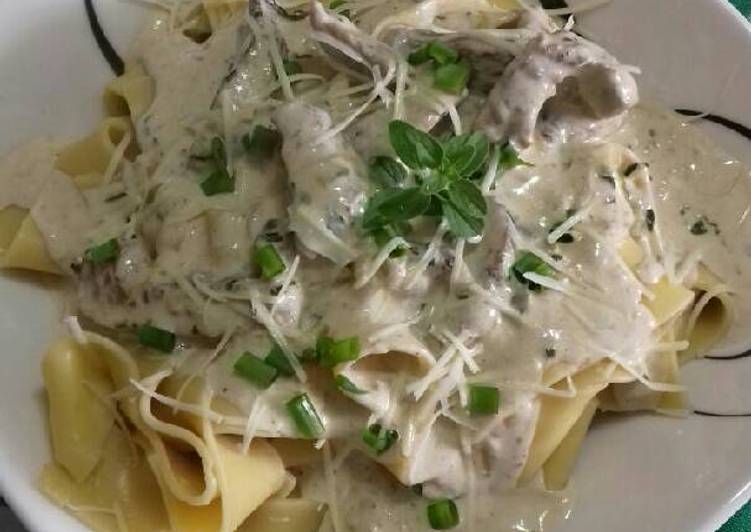 》 Macarrao ao molho de carne e creme de leite - Gozhowgos