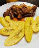 Bistec Hígado en Achiote y Ají de Panca con Tajadas