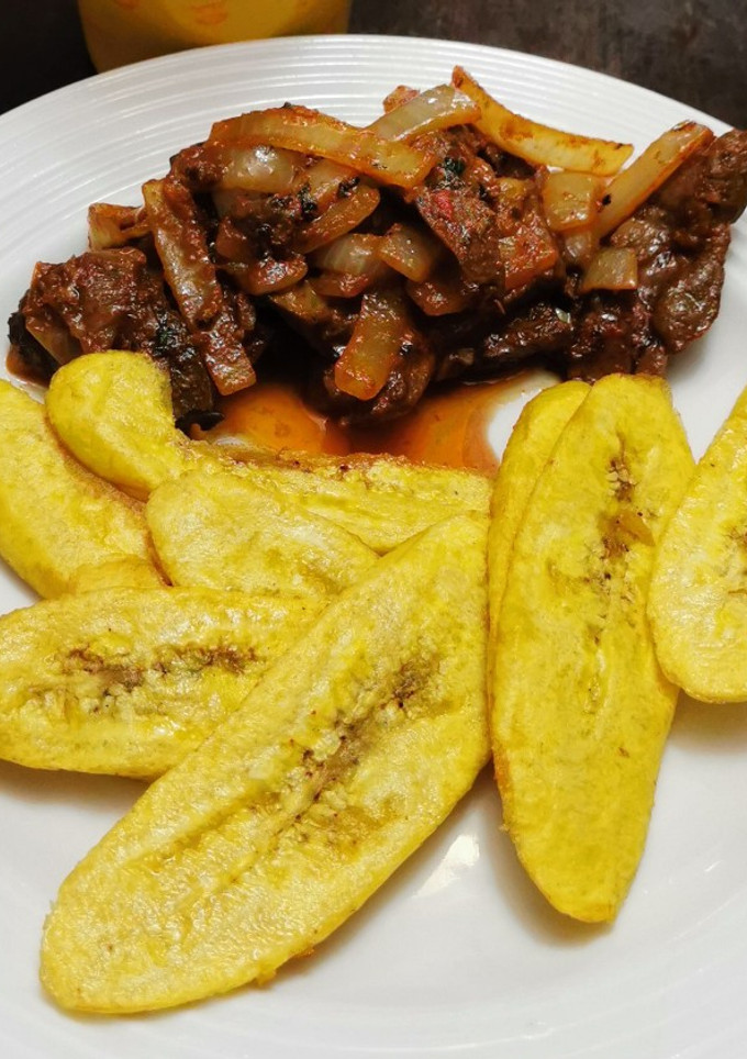 Una foto de Bistec Hígado en Achiote y Ají de Panca con Tajadas