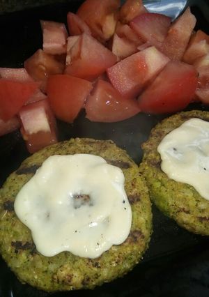Una foto de Hamburguesas de arroz yamaní y brócoli