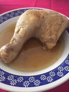 Una foto de Pollo en su jugo