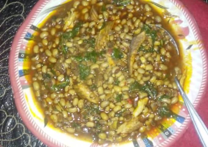 Porridge beans with spinach and fish