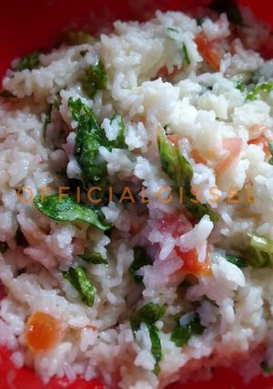 Una foto de Ensalada de lechuga y tomate con arroz