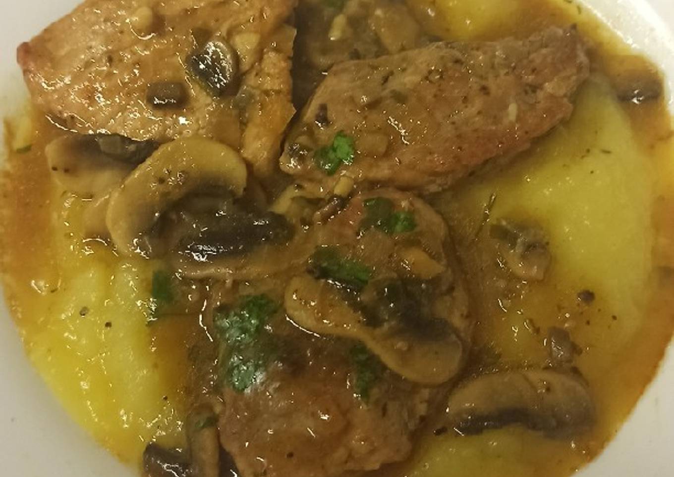 Solomillo de cerdo con salsa de champiñones y puré de apionabo