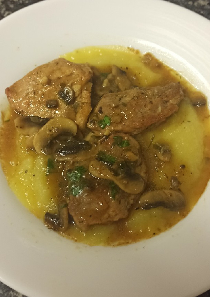 Una foto de Solomillo de cerdo con salsa de champiñones y puré de apionabo