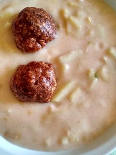 Zöldbabfőzelék zabpelyhes fasírtgolyóval recept fotója