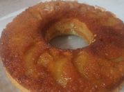 Una foto de torta invertida de manzana savarin