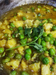 मटर आलू की सब्जी (Matar aloo ki sabzi recipe in Hindi) रेसिपी मुख्य फोटो