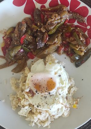 Una foto de Verduras y carne la essen