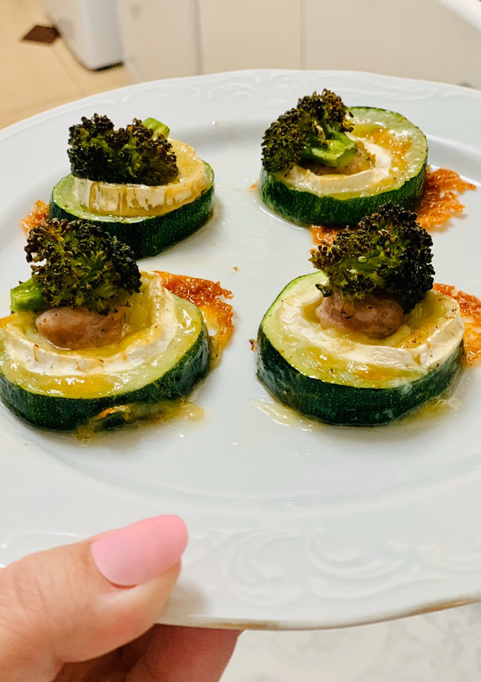 Una foto de Mini pizza vegetal de calabacín