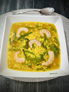 Una foto de Arroz caldoso de gambones y espárragos con caldo miso