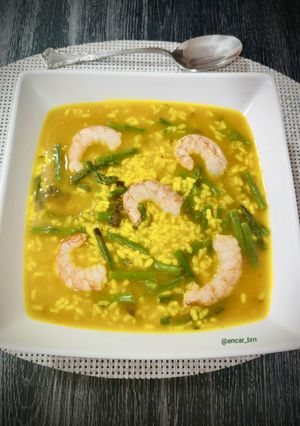 Una foto de Arroz caldoso de gambones y espárragos con caldo miso