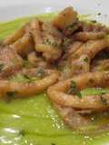 Calamari su letto di crema di piselli