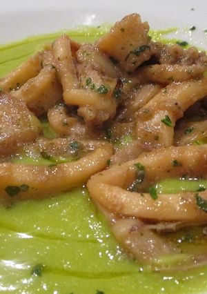 Foto di Calamari su letto di crema di piselli