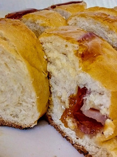 Una foto de HERRADURAS Rellenas de Dulce de Melocotón y Tocineta...!💝💟💓