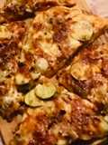 Pizza casera vegetal con cebolla caramelizada