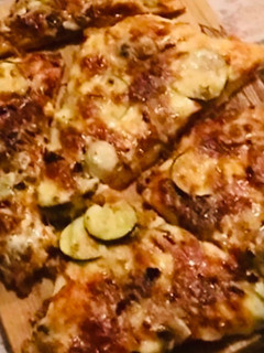 Una foto de Pizza casera vegetal con cebolla caramelizada
