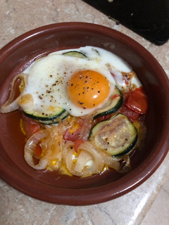 Una foto de Huevo al horno con verduras