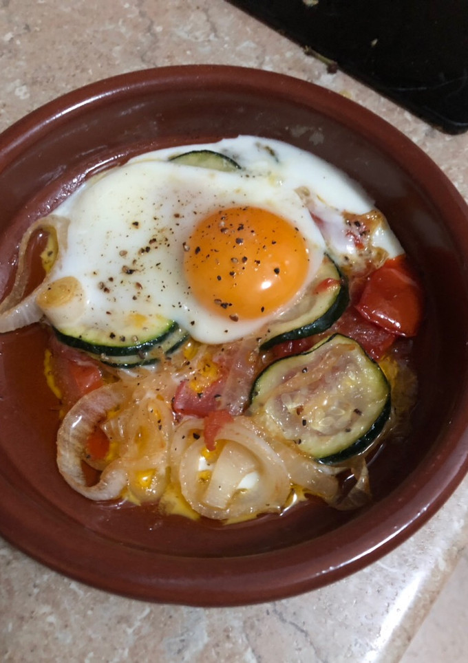 Una foto de Huevo al horno con verduras