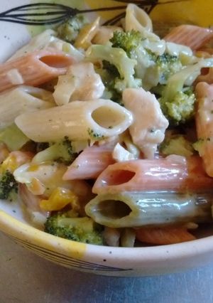 Una foto de Fideos con pollo y brócoli