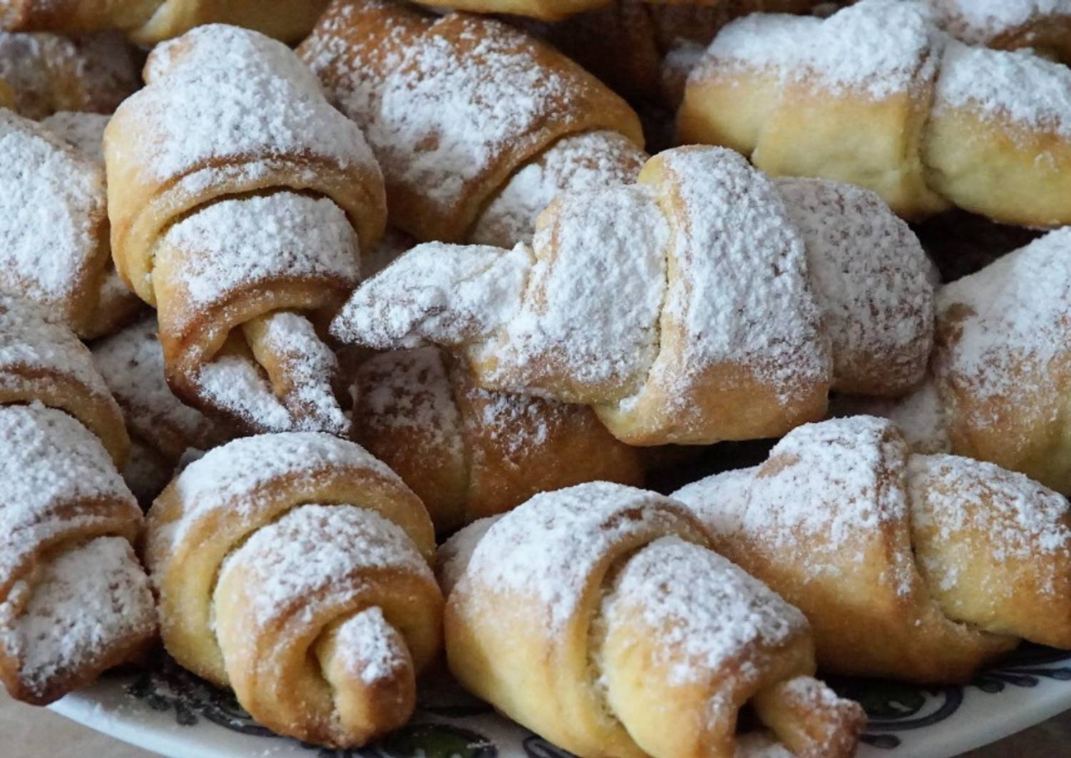 Рецепт рогаликов с сахаром в духовке. Рогалики. Рогалики дрожжевые. Рогалики песочные. Рогалик булочка.