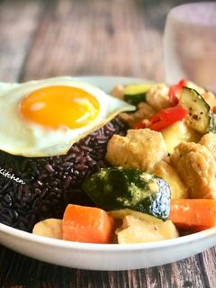 「一道菜變一餐」櫛瓜雞丁+櫻桃奶昔 的食譜成品照片