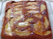 Una foto de tarta de peras fácil
