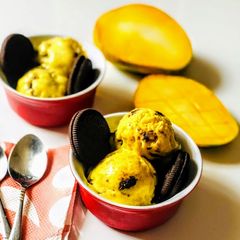 A picture of Mango and cookies icecream.