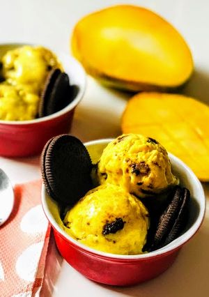 A picture of Mango and cookies icecream.
