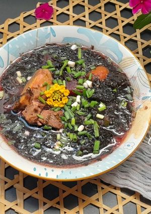 Hình của món Canh súp rong biển nấu xương.