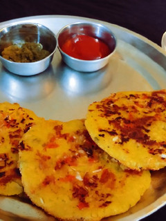लेफ्ट ओवर दाल सूजी उत्तपम (leftover dal suji uttapam recipe in Hindi) रेसिपी मुख्य फोटो