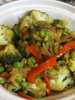 Una foto de Salteado de brécol y verduras al wok