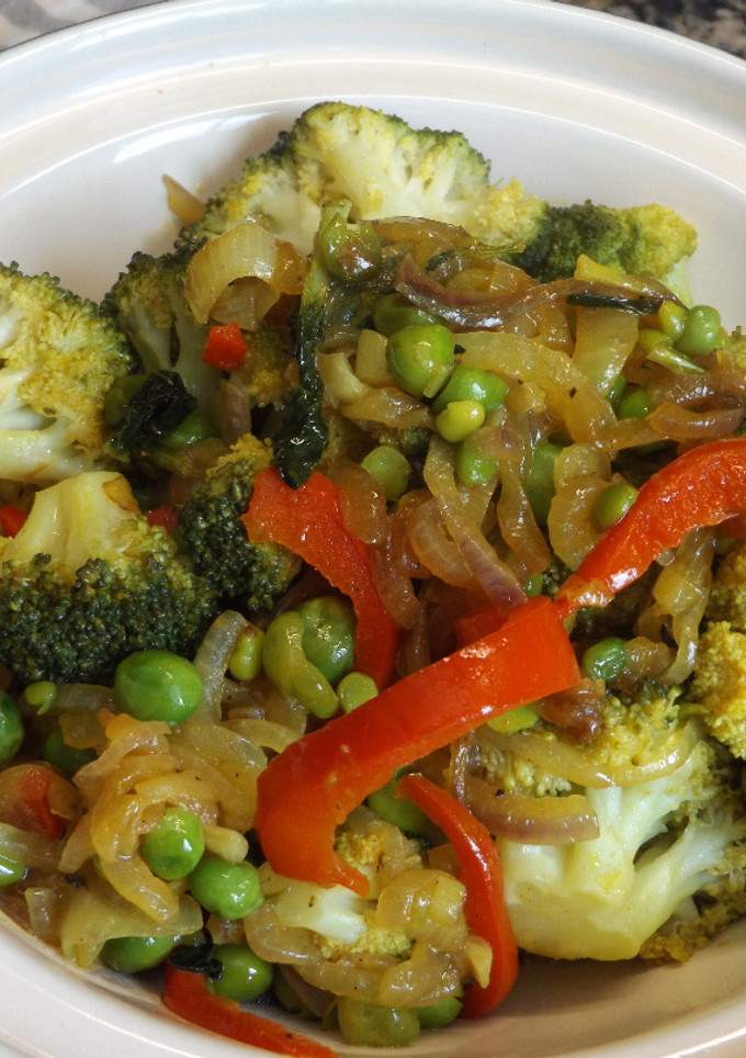 Una foto de Salteado de brécol y verduras al wok