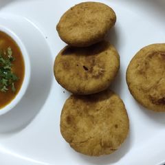 A picture of Kachori with aloo sabji.