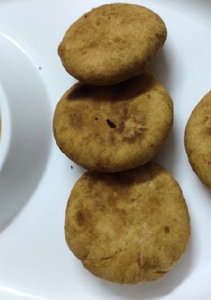 A picture of Kachori with aloo sabji.