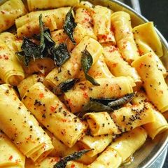 A picture of Khandvi.