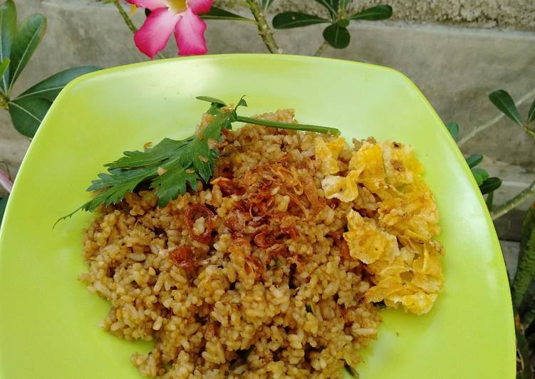 51. Nasi goreng telur asin