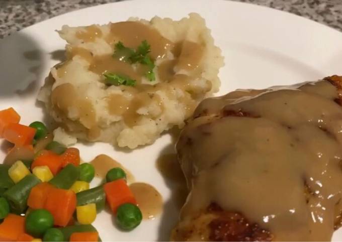 Pan fried chicken with mashed potatoes and Gravy