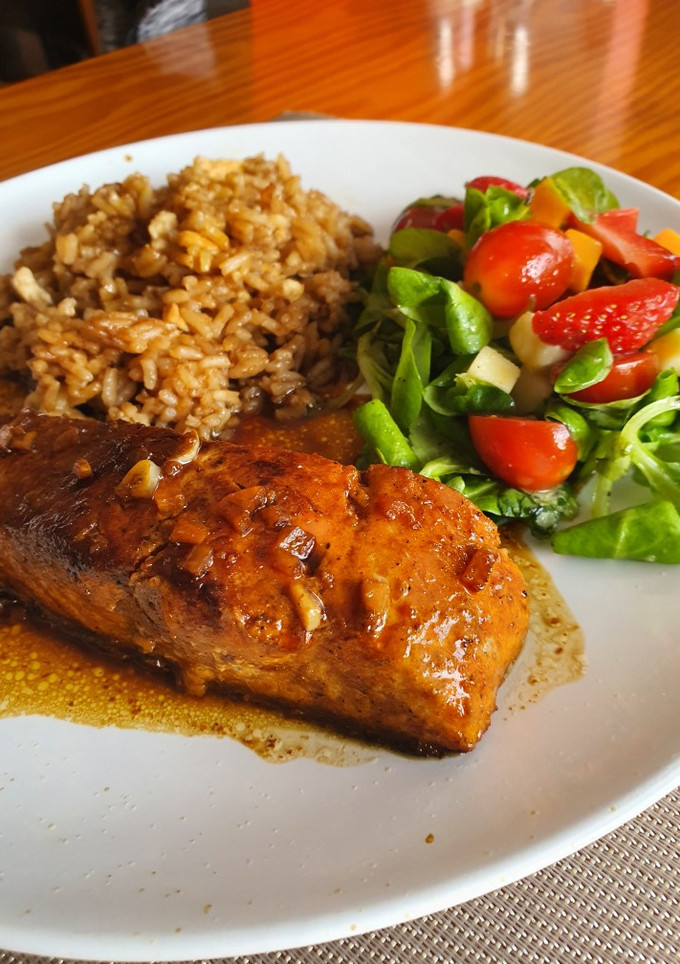 Una foto de Salmón en salsa de soja