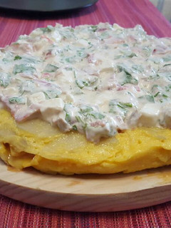 Una foto de Tortilla rellena y cubierta