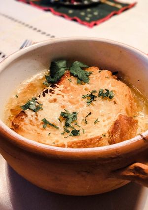 Una foto de Sopa de cebolla con queso emmental