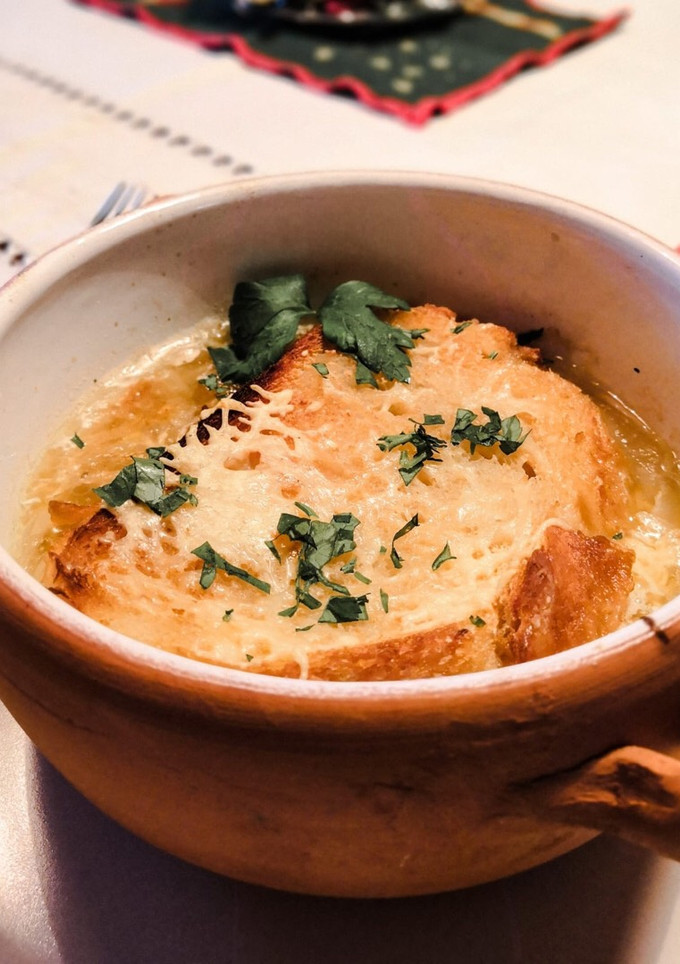 Una foto de Sopa de cebolla con queso emmental