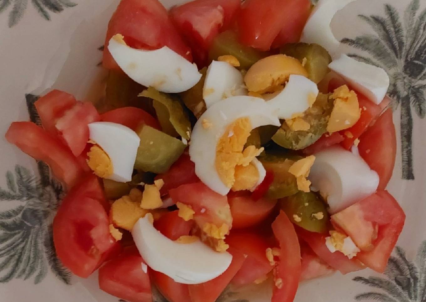 Tomate partido con berenjenas y huevo