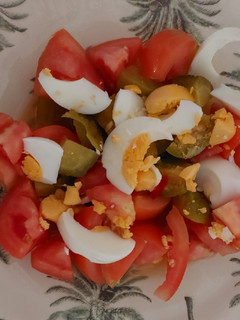 Una foto de Tomate partido con berenjenas y huevo