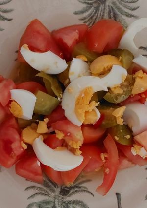 Una foto de Tomate partido con berenjenas y huevo