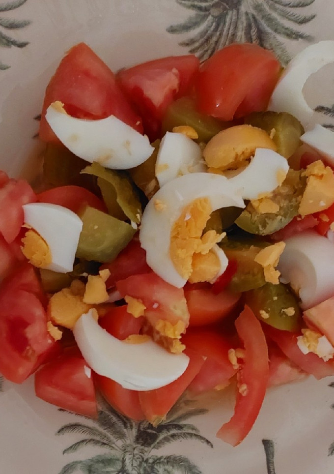 Una foto de Tomate partido con berenjenas y huevo