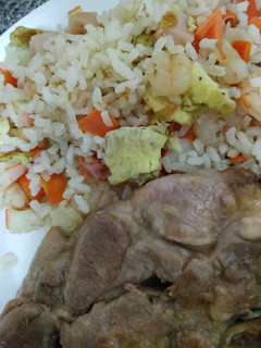 Una foto de Arroz tres delicias y chuletas de cerdo